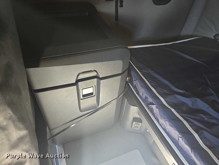 image for item YA2093 2020 Freightliner Cascadia semi truck