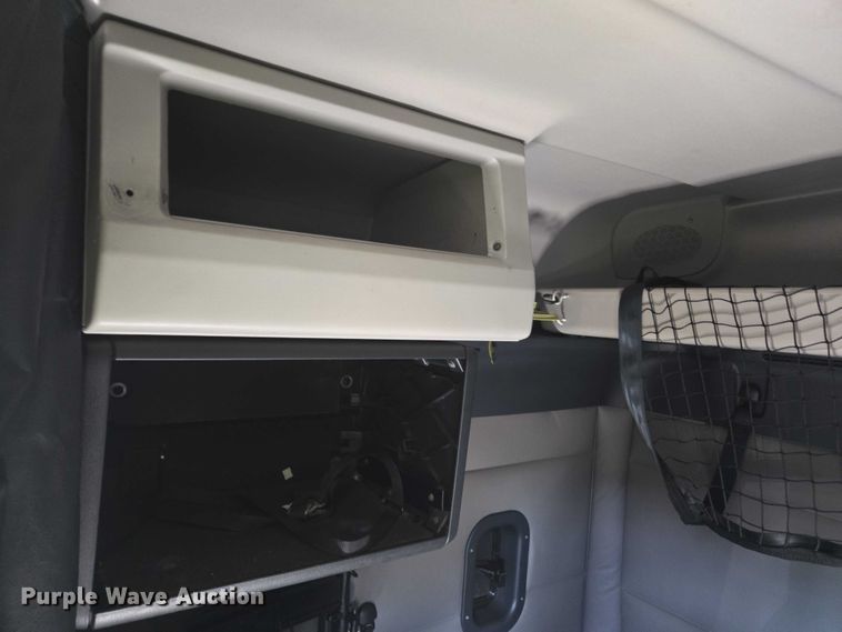 image for item YA2093 2020 Freightliner Cascadia semi truck