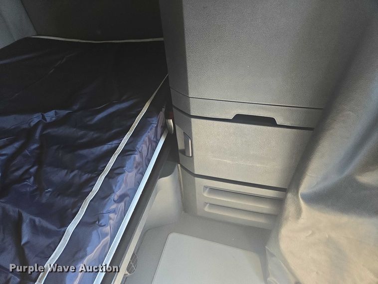 image for item YA2093 2020 Freightliner Cascadia semi truck