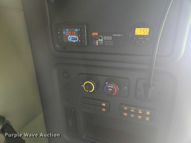 image for item YA2093 2020 Freightliner Cascadia semi truck