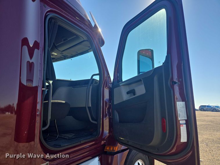 image for item YA2093 2020 Freightliner Cascadia semi truck