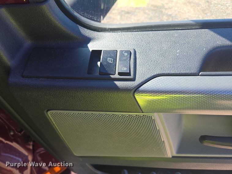 image for item YA2093 2020 Freightliner Cascadia semi truck