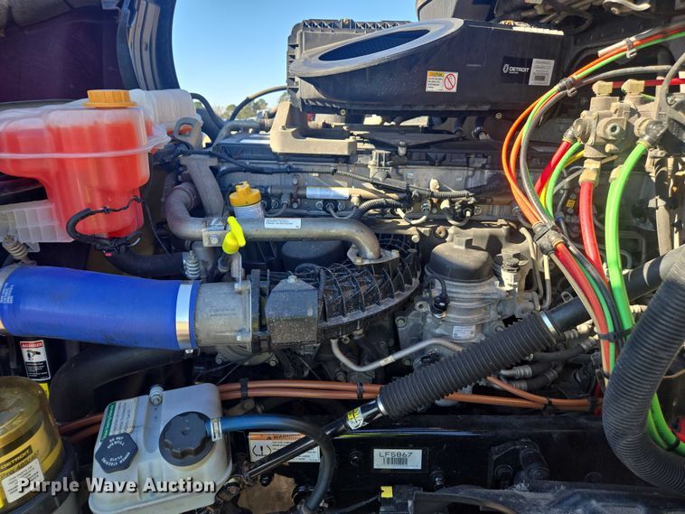 image for item YA2093 2020 Freightliner Cascadia semi truck