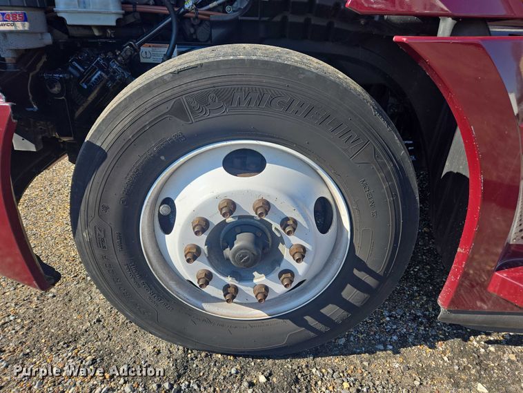 image for item YA2093 2020 Freightliner Cascadia semi truck