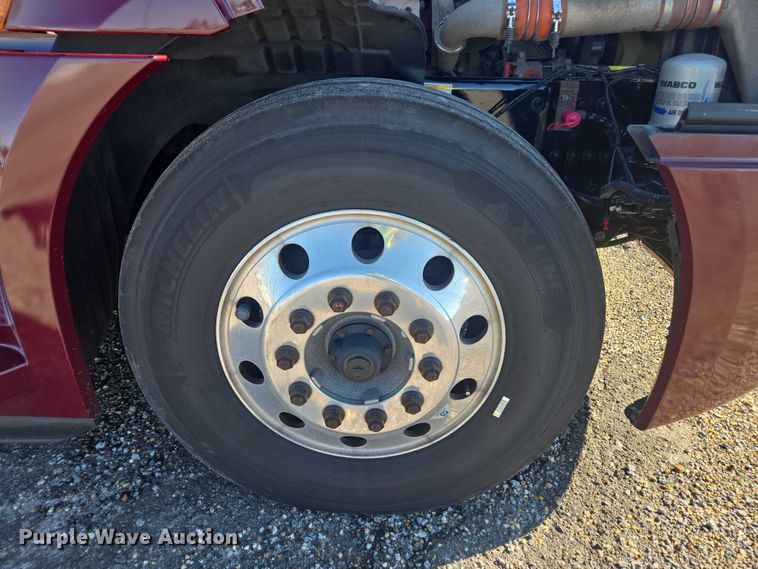 image for item YA2093 2020 Freightliner Cascadia semi truck