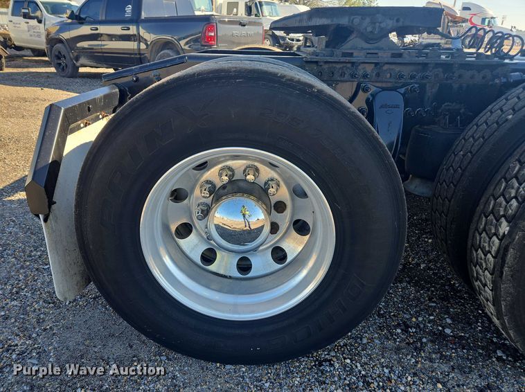 image for item YA2093 2020 Freightliner Cascadia semi truck