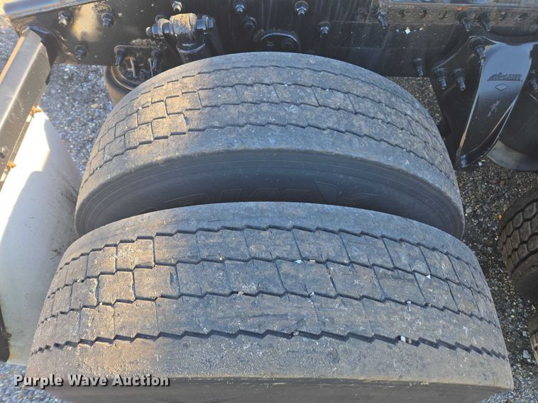 image for item YA2093 2020 Freightliner Cascadia semi truck