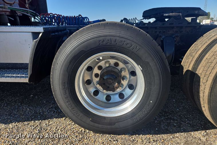 image for item YA2093 2020 Freightliner Cascadia semi truck