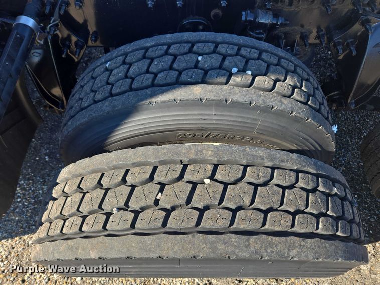 image for item YA2093 2020 Freightliner Cascadia semi truck