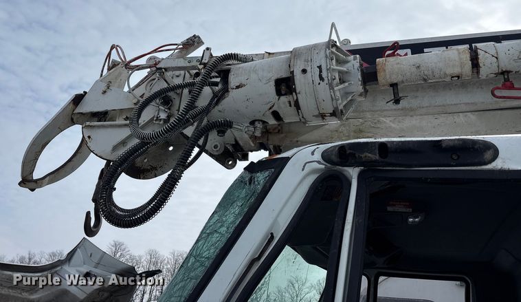 image for item YA2173 2019 International 7300 digger derrick truck