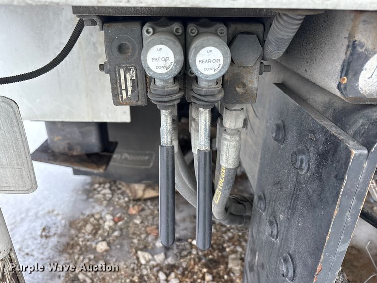 image for item YA2173 2019 International 7300 digger derrick truck