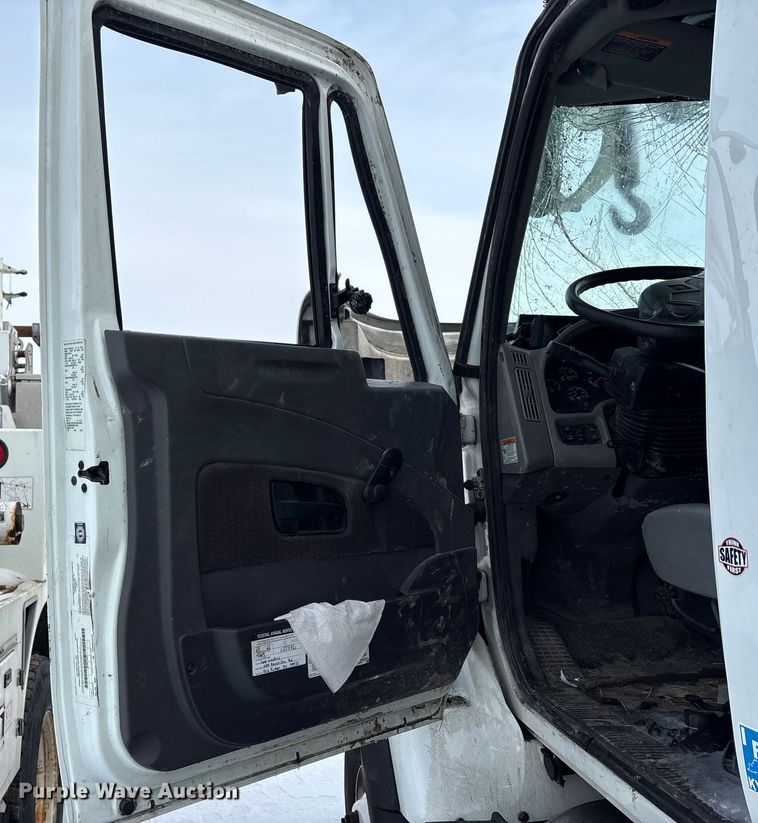 image for item YA2173 2019 International 7300 digger derrick truck