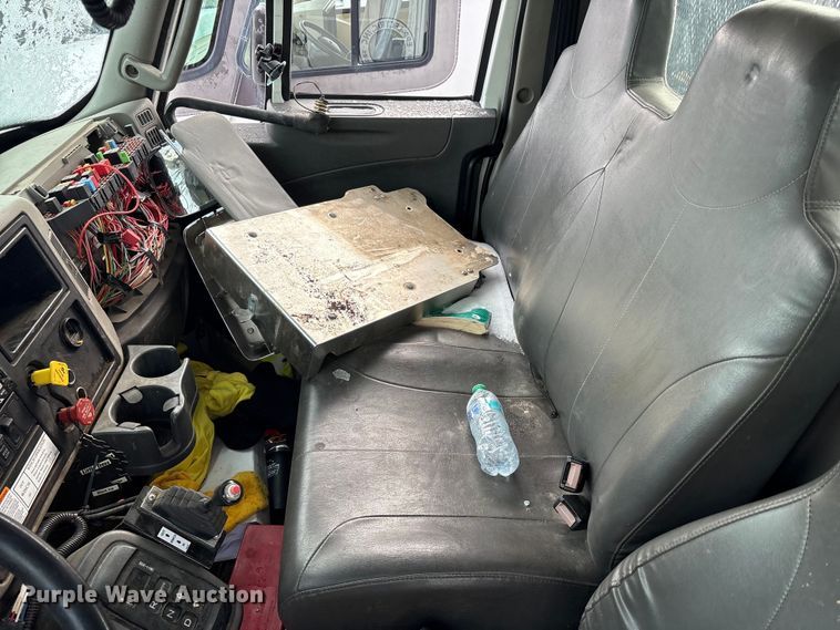 image for item YA2173 2019 International 7300 digger derrick truck