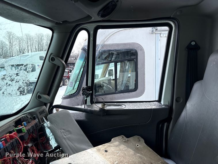 image for item YA2173 2019 International 7300 digger derrick truck