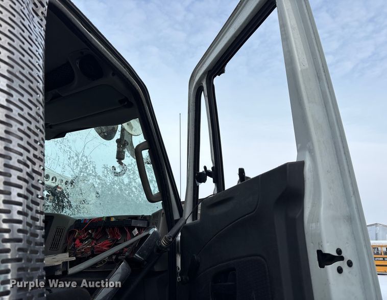 image for item YA2173 2019 International 7300 digger derrick truck