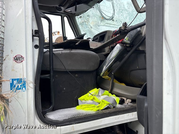 image for item YA2173 2019 International 7300 digger derrick truck