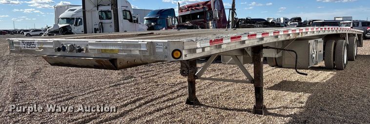 image for item YA2177 2014 Reitnouer Reitnouer Inc flatbed trailer