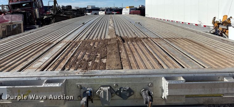 image for item YA2177 2014 Reitnouer Reitnouer Inc flatbed trailer
