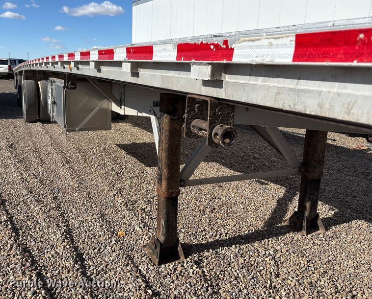 image for item YA2177 2014 Reitnouer Reitnouer Inc flatbed trailer