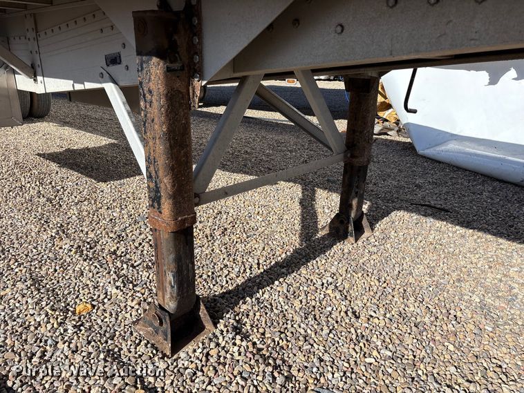 image for item YA2177 2014 Reitnouer Reitnouer Inc flatbed trailer