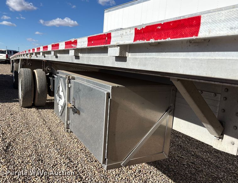 image for item YA2177 2014 Reitnouer Reitnouer Inc flatbed trailer