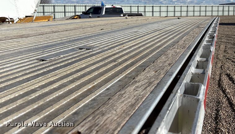 image for item YA2177 2014 Reitnouer Reitnouer Inc flatbed trailer
