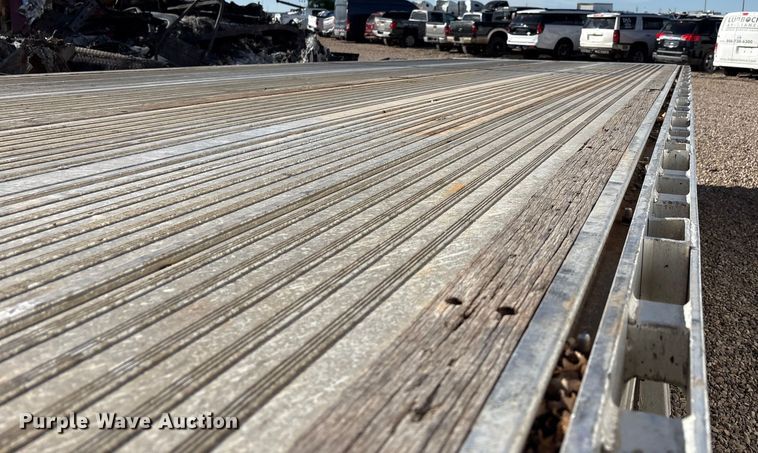 image for item YA2177 2014 Reitnouer Reitnouer Inc flatbed trailer