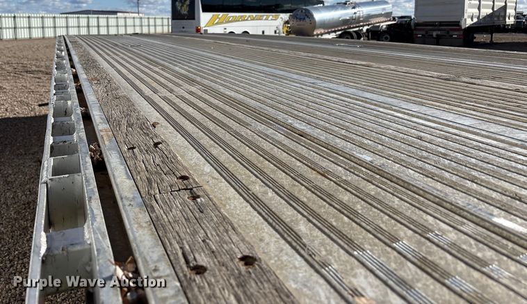 image for item YA2177 2014 Reitnouer Reitnouer Inc flatbed trailer