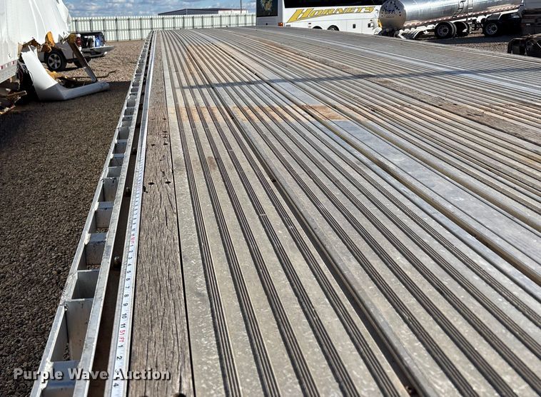 image for item YA2177 2014 Reitnouer Reitnouer Inc flatbed trailer