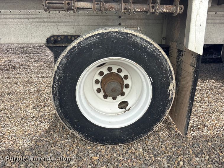 image for item YA2177 2014 Reitnouer Reitnouer Inc flatbed trailer