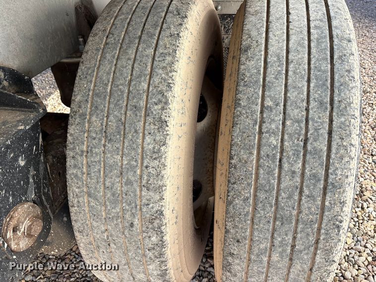 image for item YA2177 2014 Reitnouer Reitnouer Inc flatbed trailer