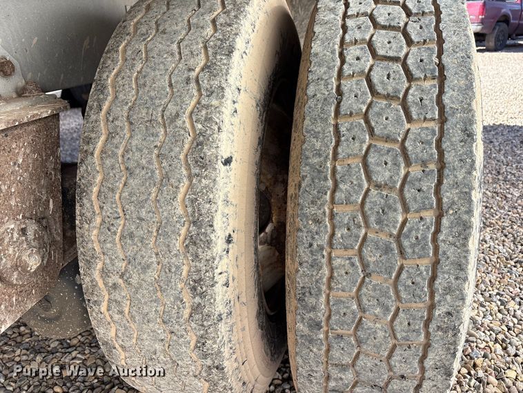 image for item YA2177 2014 Reitnouer Reitnouer Inc flatbed trailer