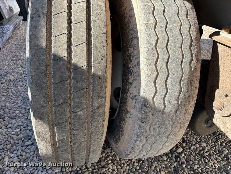 image for item YA2177 2014 Reitnouer Reitnouer Inc flatbed trailer