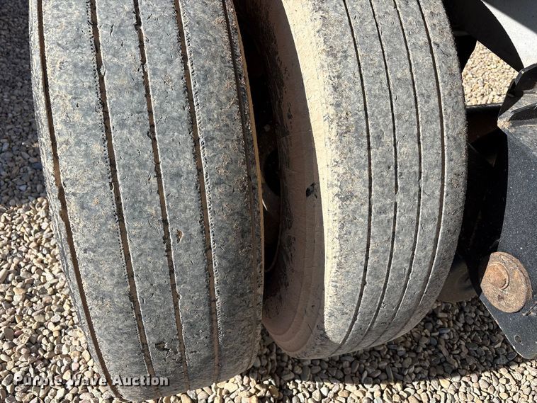 image for item YA2177 2014 Reitnouer Reitnouer Inc flatbed trailer