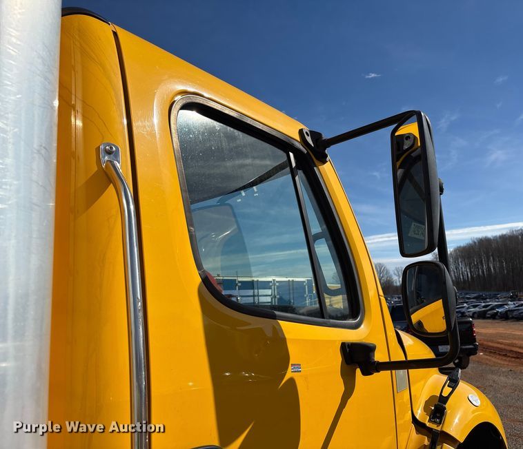 image for item YA2245 2019 Freightliner Business Class M2 box truck