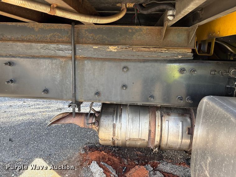 image for item YA2245 2019 Freightliner Business Class M2 box truck