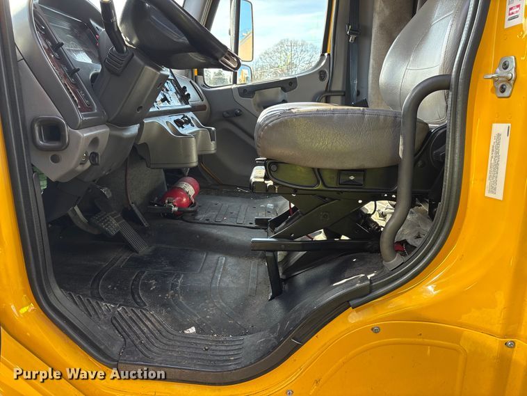 image for item YA2245 2019 Freightliner Business Class M2 box truck