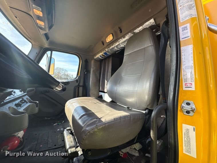 image for item YA2245 2019 Freightliner Business Class M2 box truck