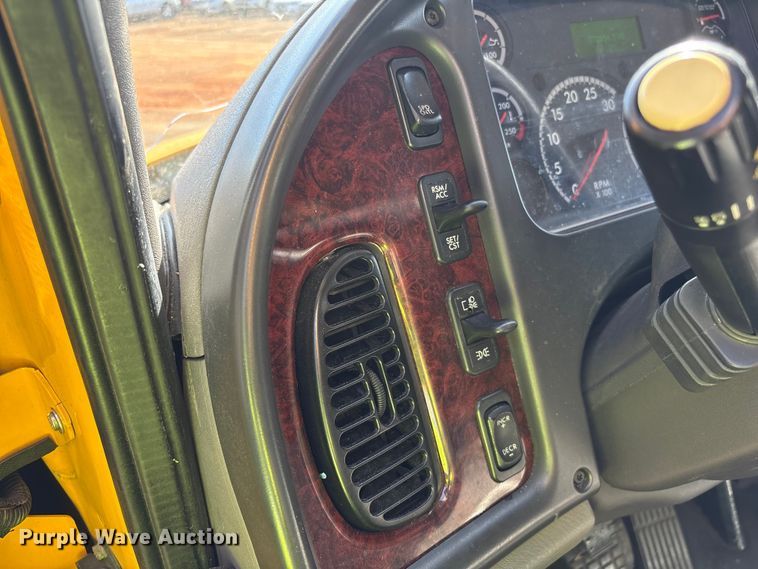 image for item YA2245 2019 Freightliner Business Class M2 box truck