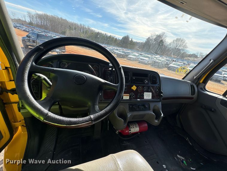 image for item YA2245 2019 Freightliner Business Class M2 box truck