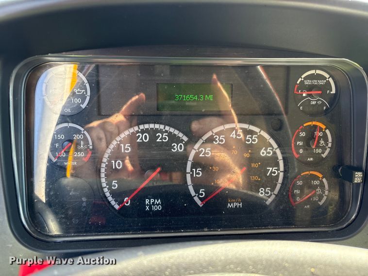 image for item YA2245 2019 Freightliner Business Class M2 box truck