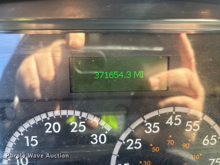 image for item YA2245 2019 Freightliner Business Class M2 box truck