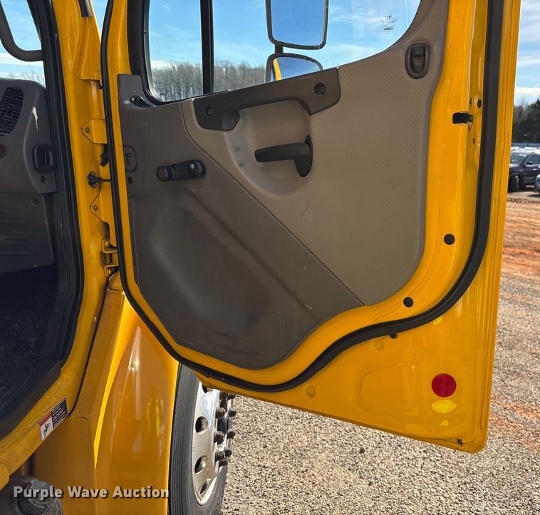 image for item YA2245 2019 Freightliner Business Class M2 box truck