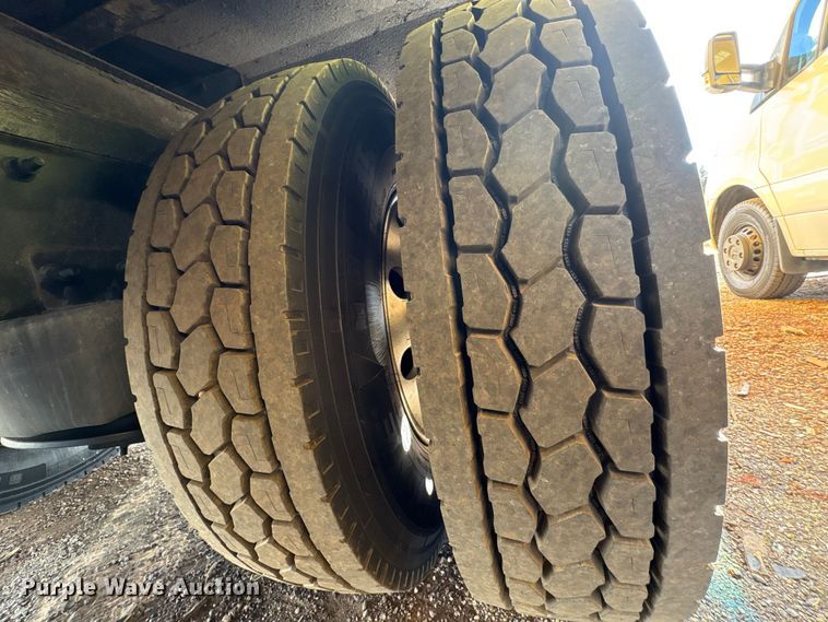 image for item YA2245 2019 Freightliner Business Class M2 box truck