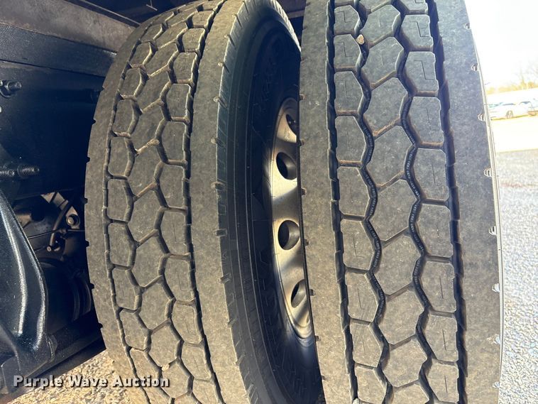 image for item YA2245 2019 Freightliner Business Class M2 box truck