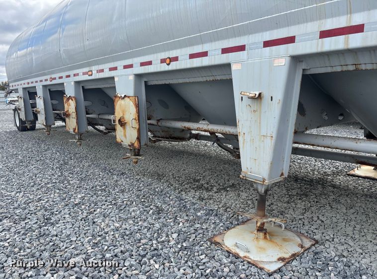 image for item YA2444 2022 Gallegos pneumatic dry bulk trailer