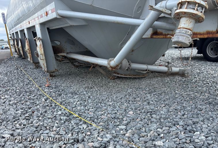 image for item YA2445 2022 Gallegos pneumatic dry bulk trailer