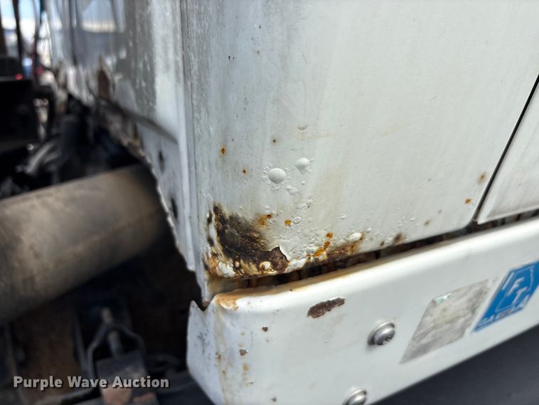 image for item YA2494 2007 International 8600 semi truck