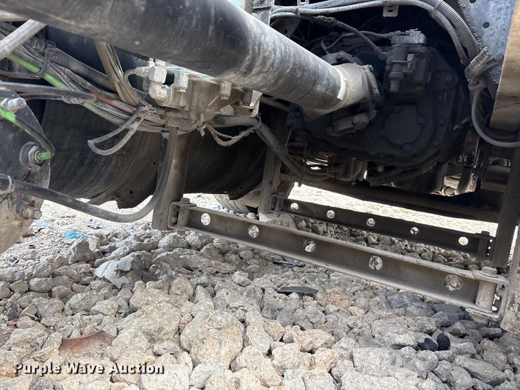 image for item YA2494 2007 International 8600 semi truck