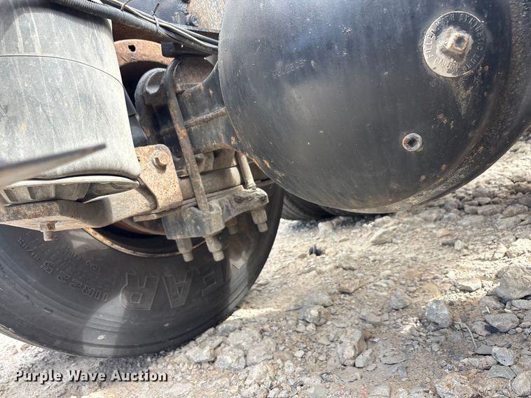 image for item YA2494 2007 International 8600 semi truck